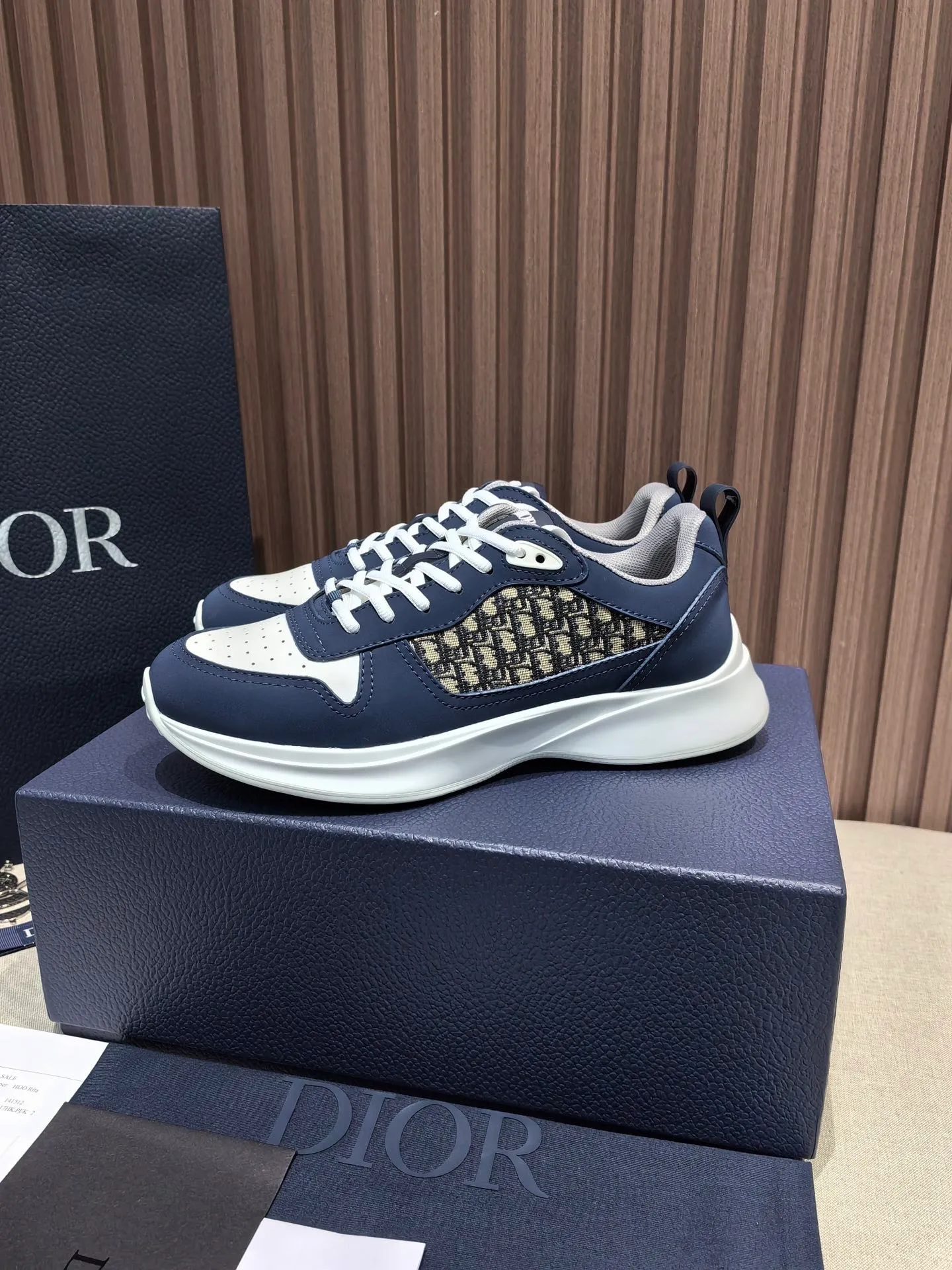 Factory price: 440💰 🔍Top purchasing agent🇮🇹 Dior's super-popular sports shoes, popular for street men, are synchronized with the new product counters. The uppers are made of Italian original imported cowhide and matched with D's customized fabrics. It is a must-have for fashionistas. The complex craftsmanship is perfectly reproduced. Imported soft cowhide foot pads, soles: original soles specially provided by the original factory, exclusive movable molded soles are super comfortable, original factory follow-up goods, 🔍🔍high quality, you can enter and exit the counter at will, welcome to compare, code number 38-45 (46 can be customized and cannot be returned or exchanged)